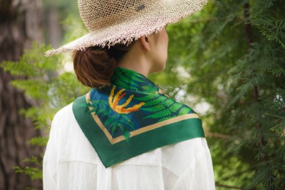 阿里山命名植物絲巾 (500元)，以自然森林色系為主軸，男女老少、送禮自用都合適